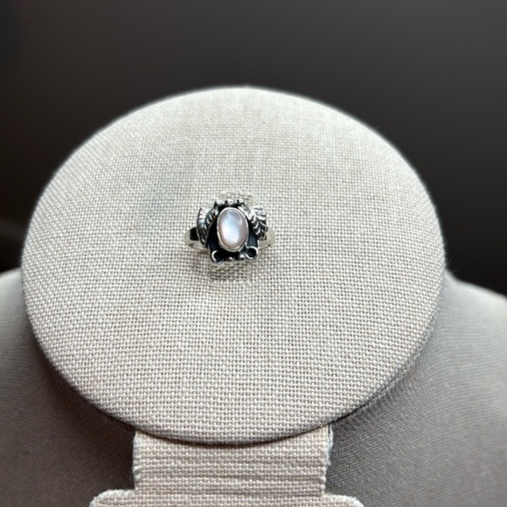 Vintage Sterling Silver Southwestern Pinkish White Iridescent Cabochon Ring Sz 4